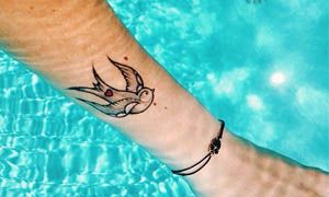 Andare in una piscina clorata scolorirà i colori del tatuaggio-300x180