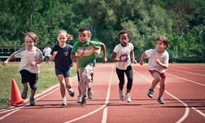 2-bambini-che-corrono-sport