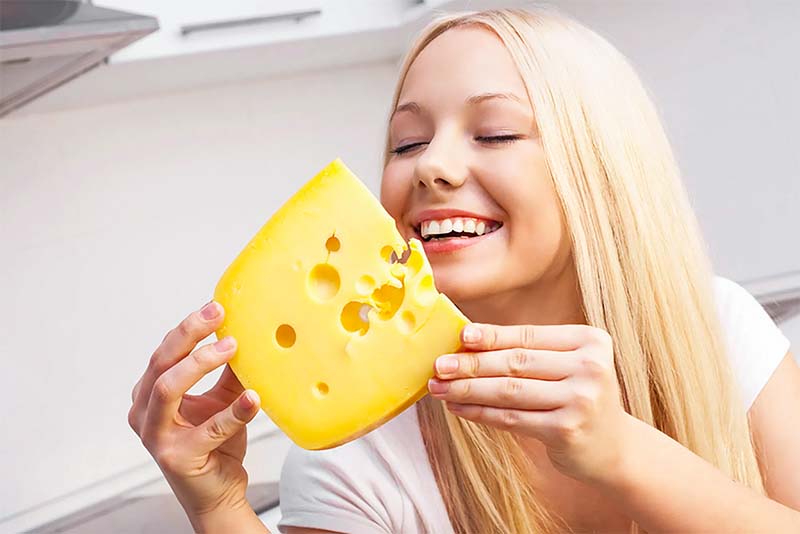 persone mangiano formaggi-4-800x400