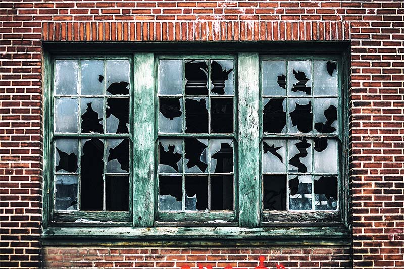 finestra con vetri rotti-9-800x400