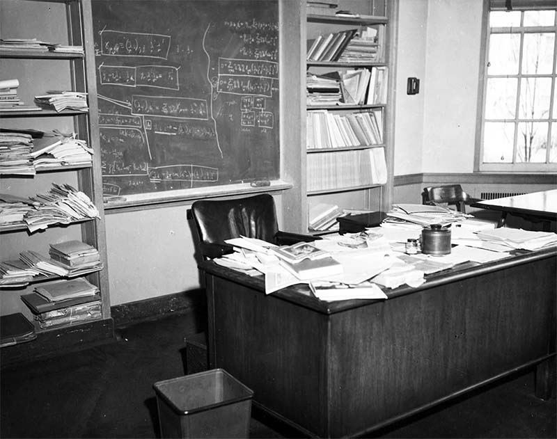 scrivania di Einstein-8-800x400