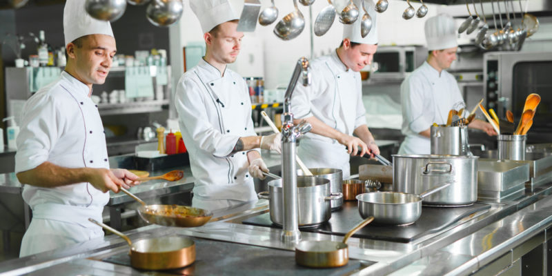 I 5 utensili che non possono mancare in una cucina professionale